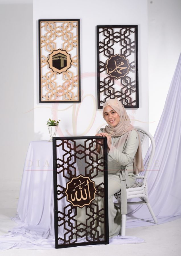Panel kaligrafi kayu Islamik dengan corak geometri, dipamerkan dalam suasana rumah yang terang